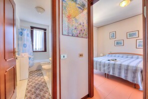 Family Apartment, Multiple Bedrooms (Laura's Cozy Apartment Stresa Center) | Bathroom | Bathtub, hair dryer, bidet, towels - Laura's Cozy Apartment Stresa Center (Stresa)