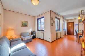 Family Apartment, Multiple Bedrooms (Laura's Cozy Apartment Stresa Center) | Living area | 21-inch TV with cable channels - Laura's Cozy Apartment Stresa Center (Stresa)