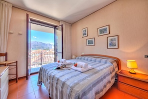 Family Apartment, Multiple Bedrooms (Laura's Cozy Apartment Stresa Center) | 2 bedrooms, free WiFi, bed sheets - Laura's Cozy Apartment Stresa Center (Stresa)