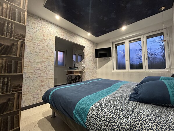 Deluxe Double or Twin Room | In-room dining