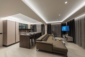 TV connectée, cheminée, livres