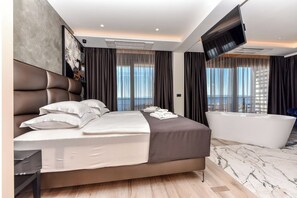 4 bedrooms, in-room safe, desk, iron/ironing board