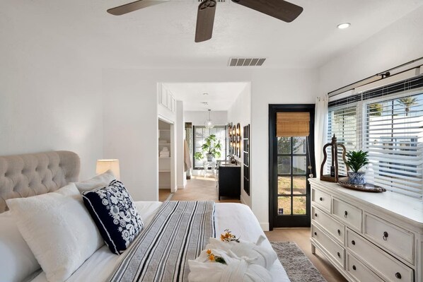 2 habitaciones, escritorio y tabla de planchar con plancha 