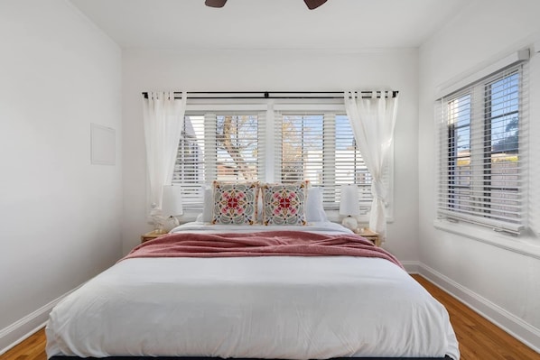 2 Schlafzimmer, Schreibtisch, Bügeleisen/Bügelbrett, Reisekinderbett