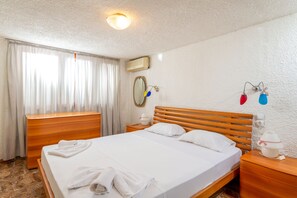 2 bedrooms, individually decorated, iron/ironing board, travel cot - The Kokkini Beach Retreat (Hersonissos)
