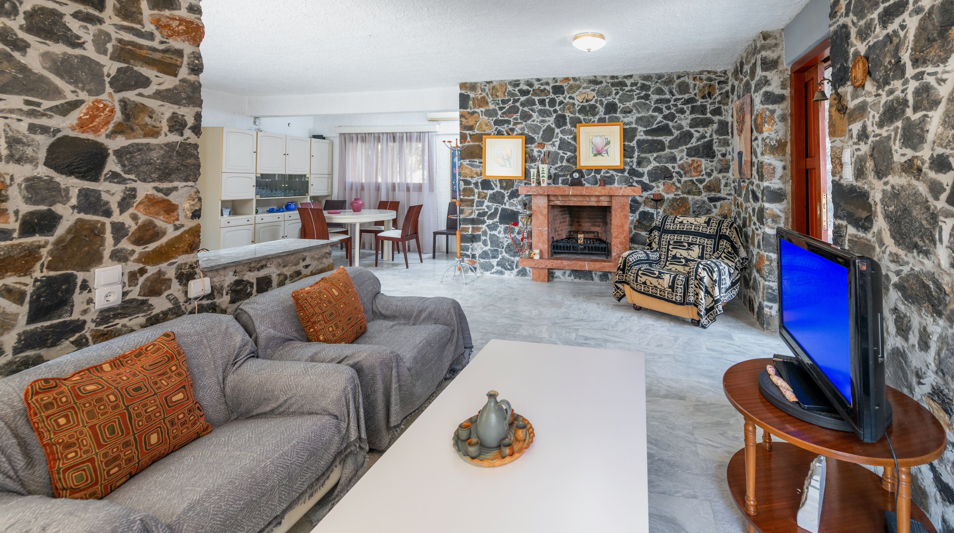 Rumah Tradisional | Area keluarga | Televisi 40-inci dengan saluran TV satelit dan perapian