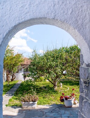 Garden view - The Kokkini Beach Retreat (Hersonissos)