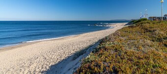 Oceanfront 3BR Apt 20m from calm Beach