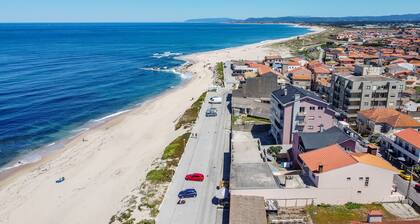 Oceanfront 3BR Apt 20m from calm Beach