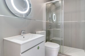 Ducha, bañera de hidromasaje, secador de pelo y toallas
