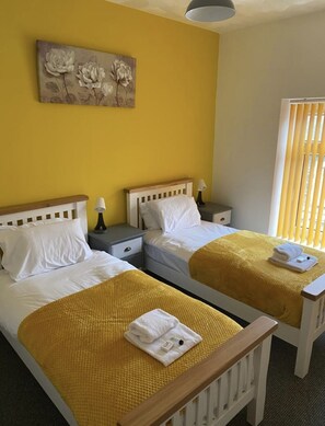 4 bedrooms, WiFi, bed sheets - Coronation Place (Aberfan)