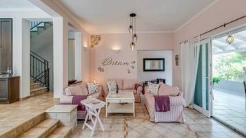 Villa (Six Bedroom Villa with Swimming Pool) | Soggiorno | TV