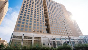 A high-rise building with multiple floors, large windows, and a prominent entrance. - Al Hidayah Towers Hotel (Makkah)