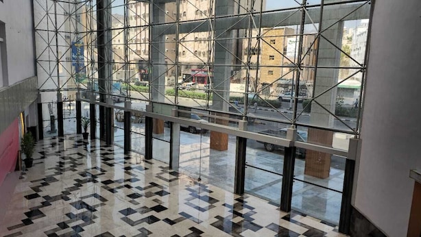 A corridor with a tiled floor, large windows, and a view of the outside. - Al Hidayah Towers Hotel (Makkah)