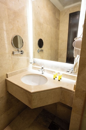 Standard Triple Room, 3 Single Beds | Bathroom