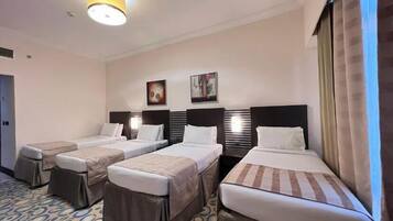 1 多间卧室、客房内保险箱、办公桌、隔音