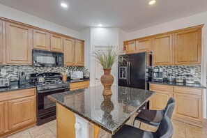 Fridge, microwave, oven, stovetop - Relax & unwind w/all the comforts of home. (Rio Rancho)
