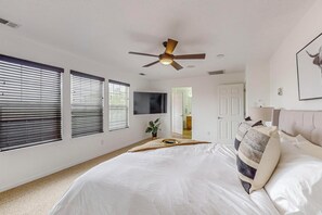 3 bedrooms, desk, iron/ironing board, travel crib - Relax & unwind w/all the comforts of home. (Rio Rancho)