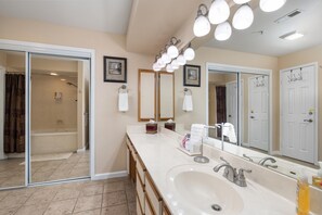 Combined shower/tub, towels