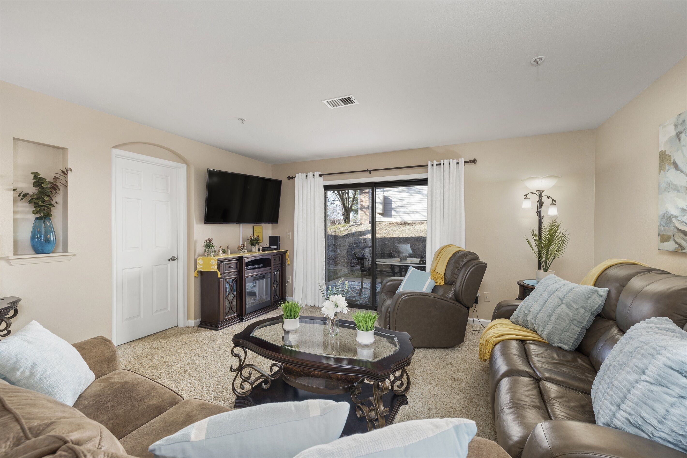 TV, fireplace