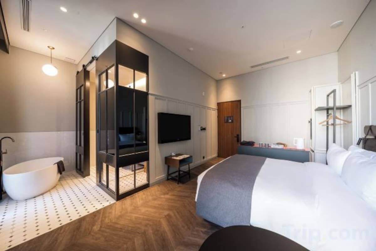 Premium bedding, down duvets, in-room safe, laptop workspace