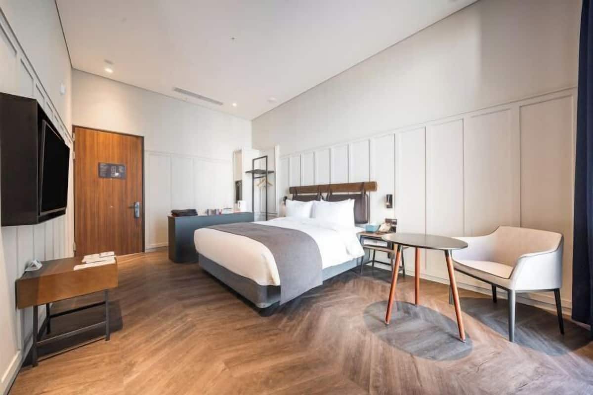 Premium bedding, down comforters, in-room safe, laptop workspace
