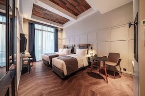 Kahden hengen perhehuone (kaksi sänkyä) | Ylelliset vuodevaatteet, untuvapeitot, tallelokero huoneessa