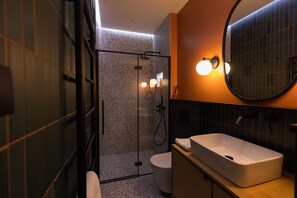 Een douche, een haardroger, handdoeken, zeep