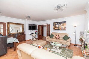 Smart-TV, Kamin, DVD-Player, Bücher