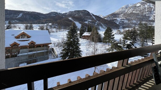 A mountain view with a wooden cabin and a ski slope. - Studio at the slopes, south balcony, parking (La Salle-les-Alpes)