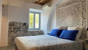 Unclassified image, 5 of 29, button - Traditional Cycladic house in the heart of Parikia with garden.  (Paros)