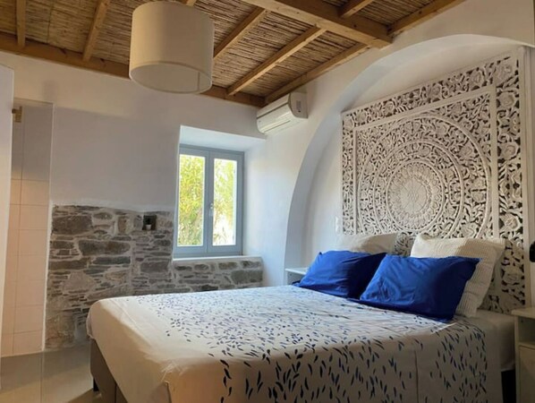 2 chambres, bureau, fer et planche à repasser, lit de bébé portatif