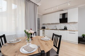 Appartamento, 1 camera da letto, cucina, lato spiaggia | Cucina privata | Microonde, lavastoviglie, pentole/stoviglie/utensili, tavolo da pranzo