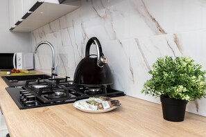 Appartamento, 1 camera da letto, cucina, lato spiaggia | Cucina privata | Microonde, lavastoviglie, pentole/stoviglie/utensili, tavolo da pranzo