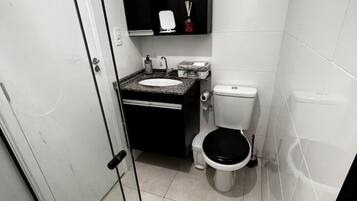 Regadera, secadora de cabello, toallas, jabón