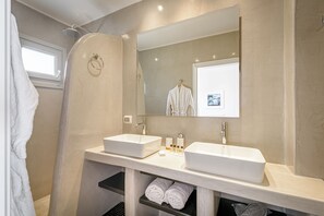 Suite, Pool (Amoramelia) | Badezimmer | Dusche, Regendusche, kostenlose Toilettenartikel, Haartrockner