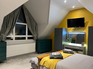 4 bedrooms, iron/ironing board, free WiFi, bed sheets - Cottage With Stunning Views and hot tub (Oswestry)