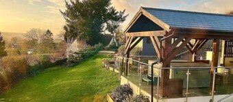 Cottage With Stunning Views and hot tub