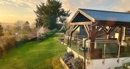 Cottage With Stunning Views and hot tub