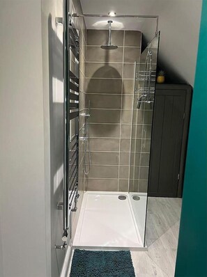 House, Multiple Beds | Bathroom | Separate tub and shower, deep soaking tub, towels - Cottage With Stunning Views and hot tub (Oswestry)