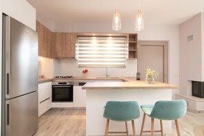 Design House | Private kitchen | Full-size fridge, microwave, oven, stovetop - Thuis Apartment (Zakynthos)