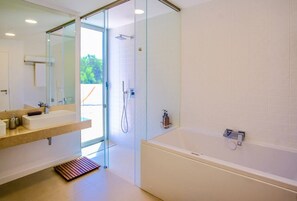 Dusche, Whirlpool, Haartrockner, Bidet