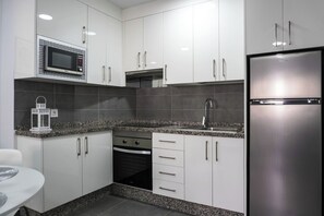 ثلاجة، ميكروويف، فرن، ماكينة لصنع القهوة/الشاي