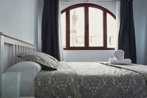 1 slaapkamer, een strijkplank/strijkijzer, reisbedje, gratis wifi