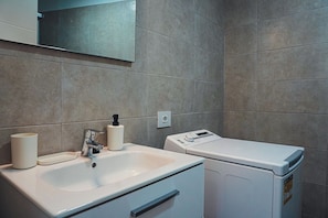 Een douche, een haardroger, handdoeken, zeep