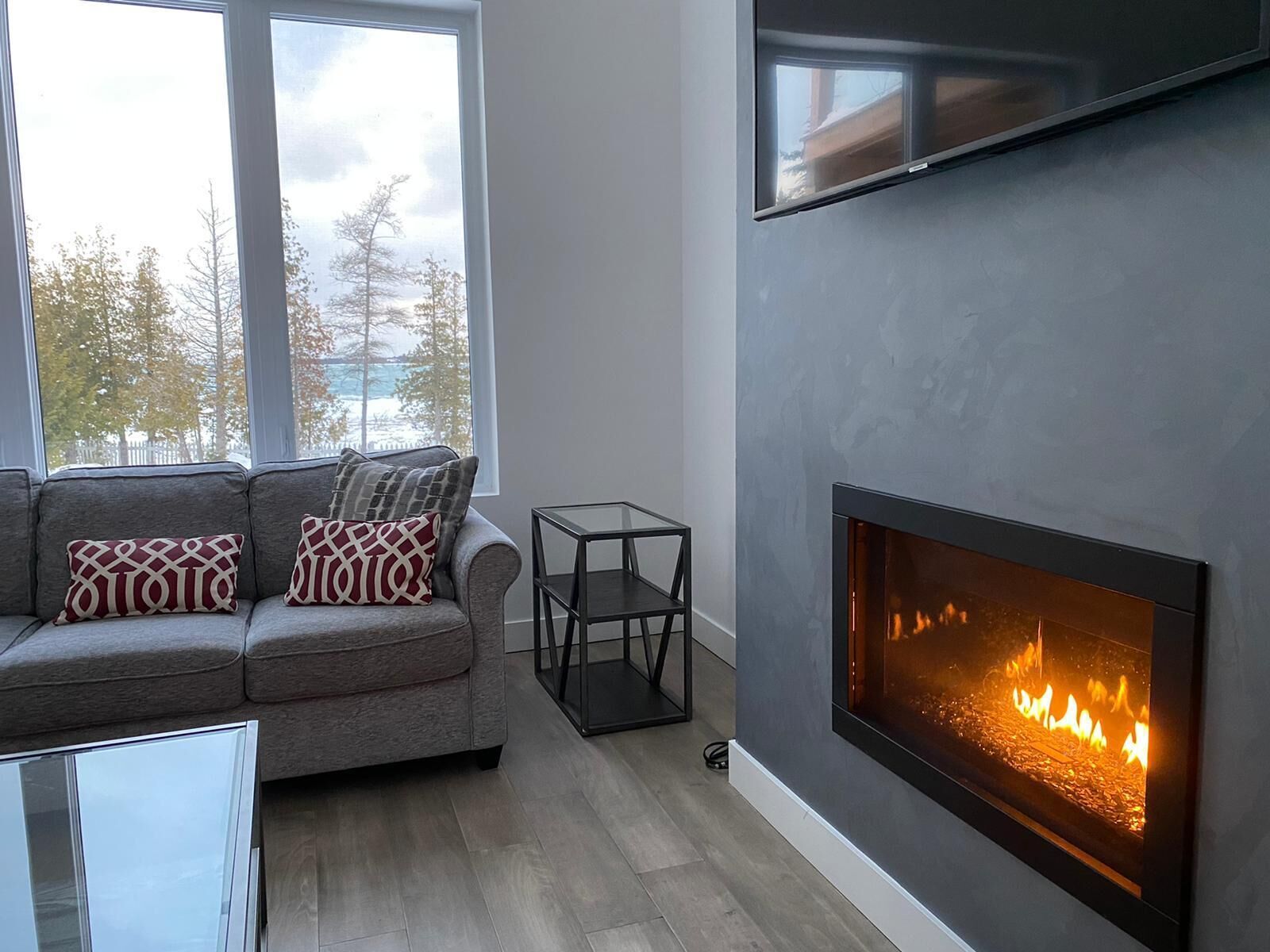 Smart TV, fireplace