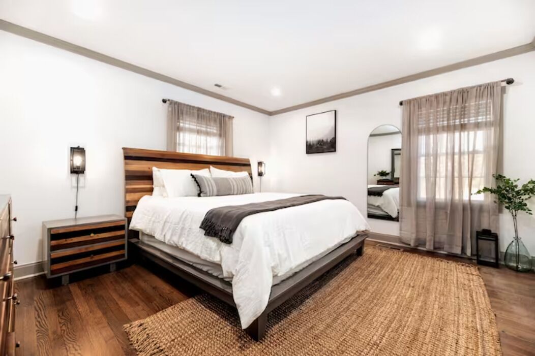 5 bedrooms, desk, iron/ironing board, travel cot