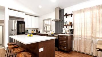 Een koelkast, een magnetron, een oven, een kookplaat