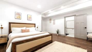 5 slaapkamers, een bureau, een strijkplank/strijkijzer, reisbedje