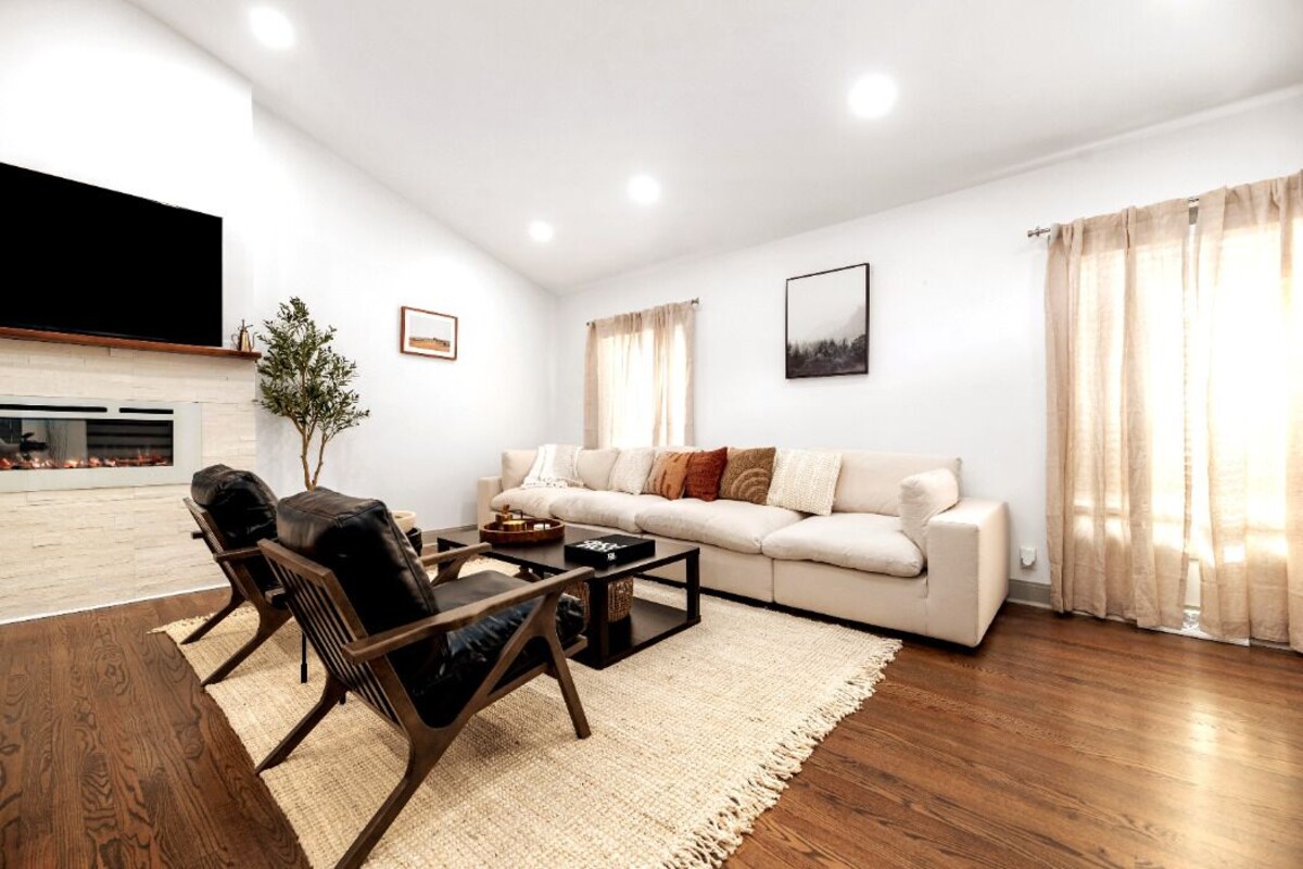 Modern/Luxe style with 2 Master en Suites-Fenced in Custom Home In SouthPark!